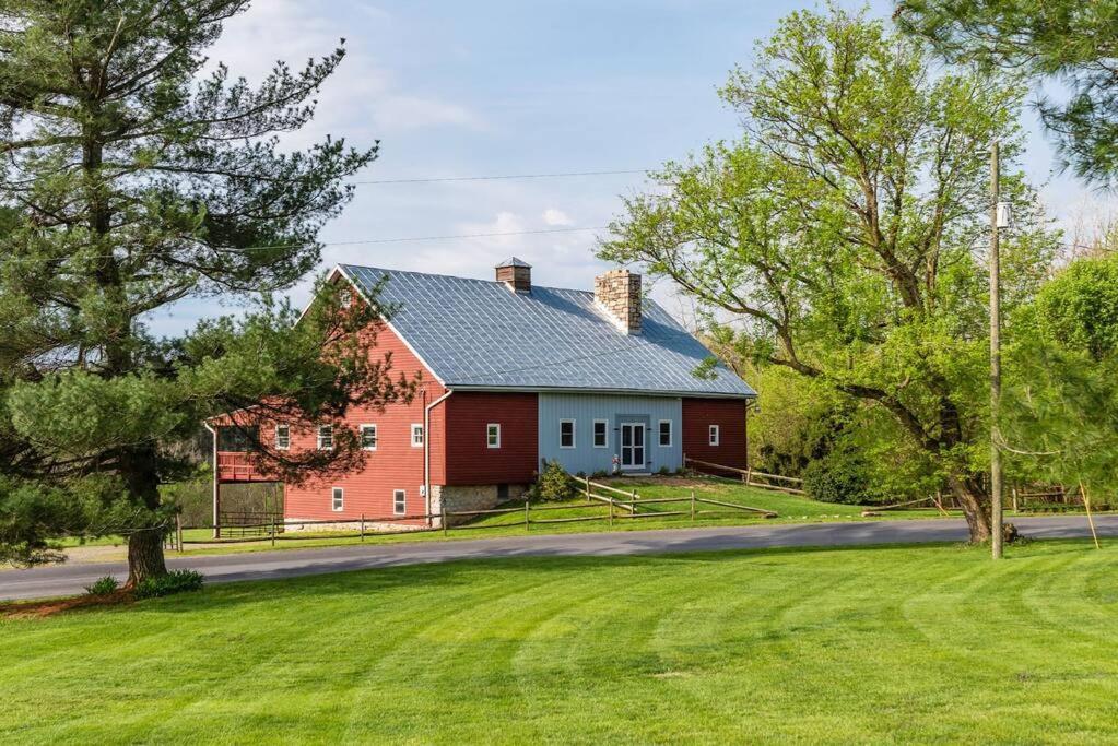 The Barn At Evermore: Riverfront Retreat W/Hot Tub Luray Bagian luar foto
