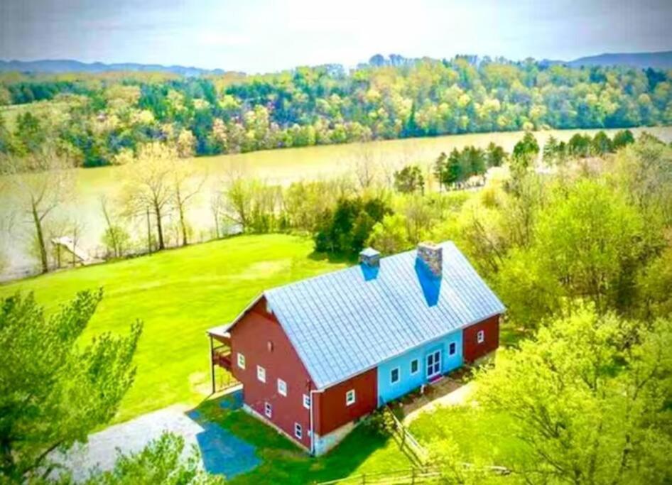 The Barn At Evermore: Riverfront Retreat W/Hot Tub Luray Bagian luar foto