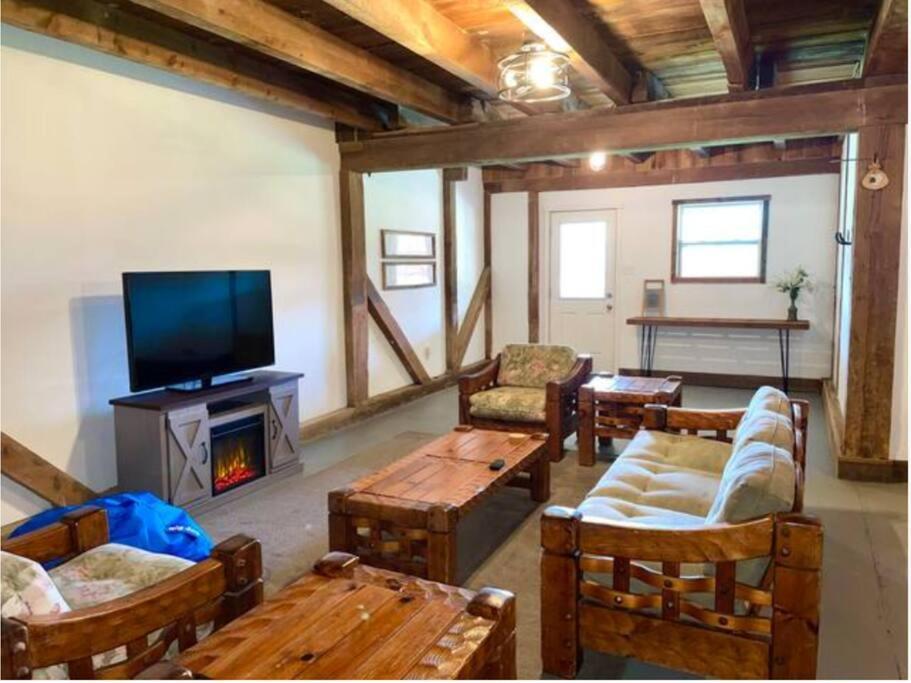 The Barn At Evermore: Riverfront Retreat W/Hot Tub Luray Bagian luar foto