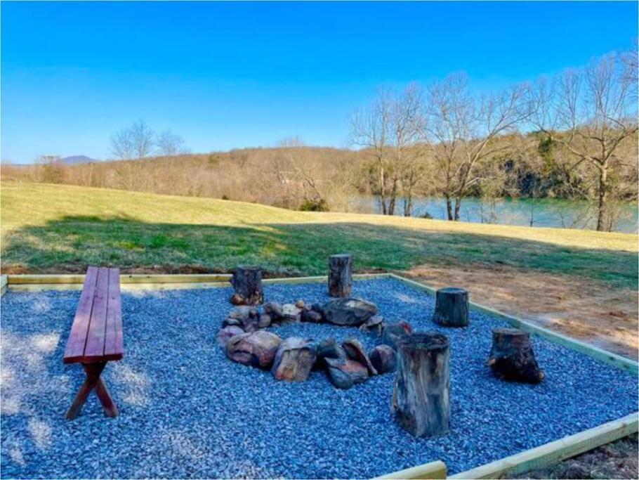 The Barn At Evermore: Riverfront Retreat W/Hot Tub Luray Bagian luar foto
